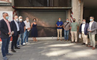 Abre Compostela Photo, a mostra que cubre os portóns de 15 garaxes do Ensanche santiagués con fotos do Camiño