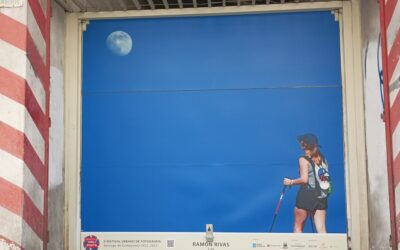 Fotógrafos consagrados e afeccionados expoñen a súa visión do feito xacobeo nunha mostra de rúa sobre portóns de garaxes do Ensanche